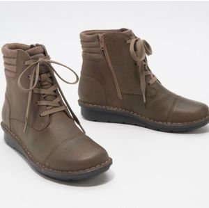 Size 9 WIDE Clarks Ankle boots